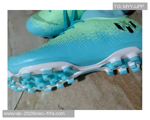 淘宝精选室内足球鞋推荐舒适透气助你轻松踢出精彩表现